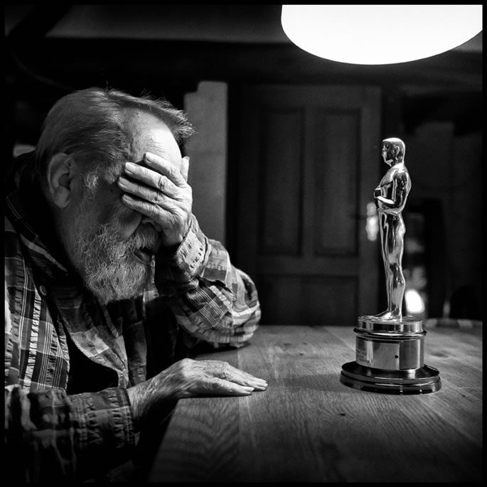 Børge Ring looking at the Oscar. Photo by Jan van den Nieuwenhuijzen.